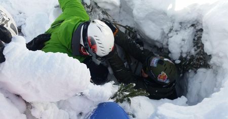 Snowboardzista wpadł do "studni" drzewnej. Akcja ratunkowa GOPR
