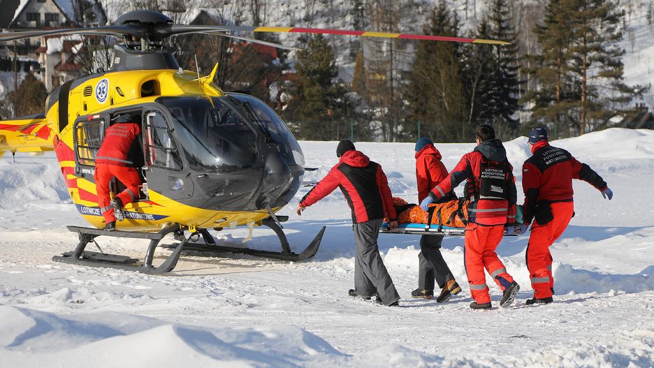 Transport turystów poszkodowanych w lawinie pod Rysami