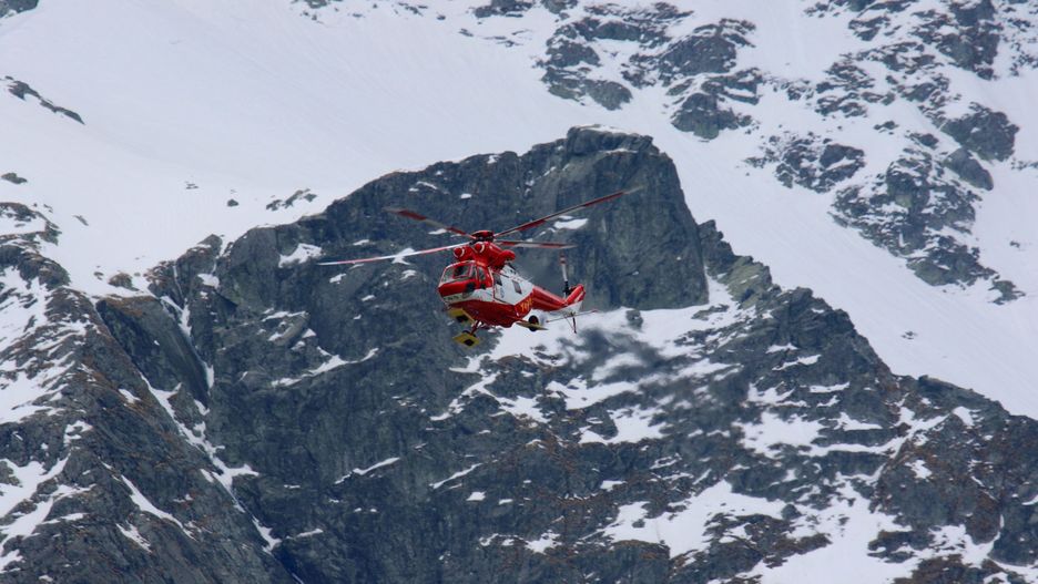 Morskie Oko, Tatry. Helikopter TOPR na tle zaśnieżonych gór w akcji