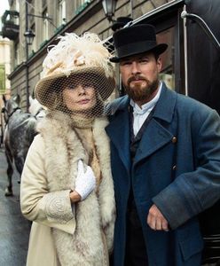 Uznano go za mordercę. Powrócił, by rozwiązać sprawę zabójstwa matki. Co w pierwszym odcinku "Belle Epoque"?