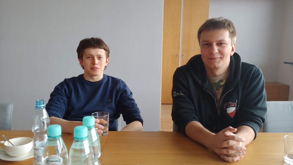 Michał Kowalczyk z Dragon Sector (po lewej) i Mateusz Szymaniec z P4