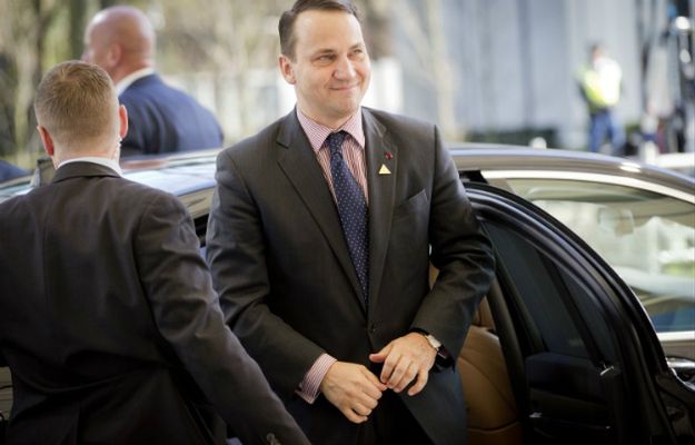 Radosław Sikorski się zapomniał. W rozżaleniu przypomina o czasach, gdy BOR dowoził mu pizzę