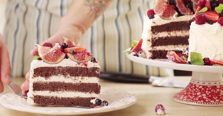 Tort czekoladowy z mascarpone i owocami
