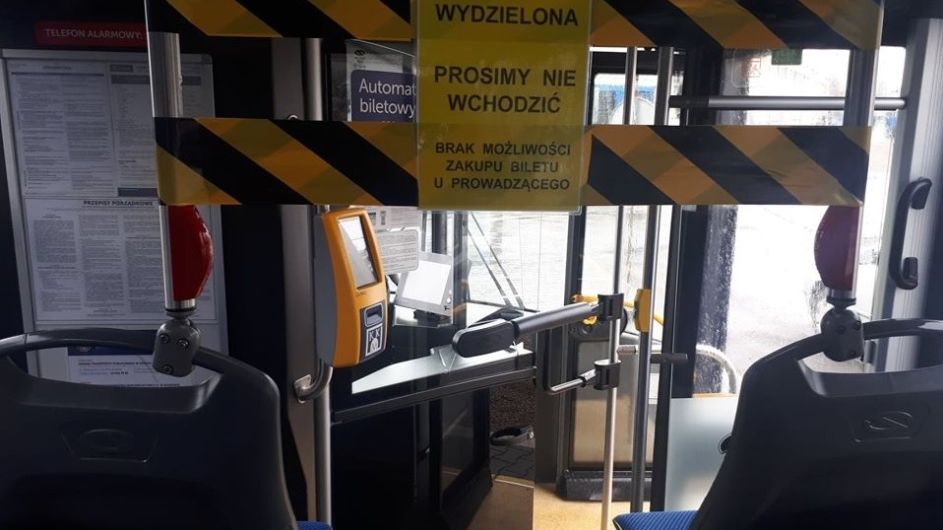 W krakowskich autobusach pasażerom nie wolno korzystać z pierwszych drzwi. To ochrona dla kierującego  