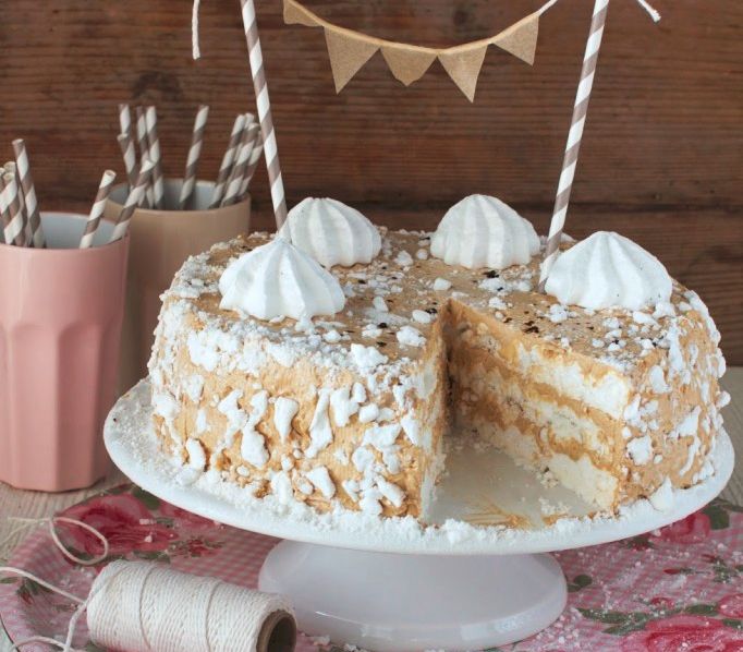 Kawowy tort bezowy