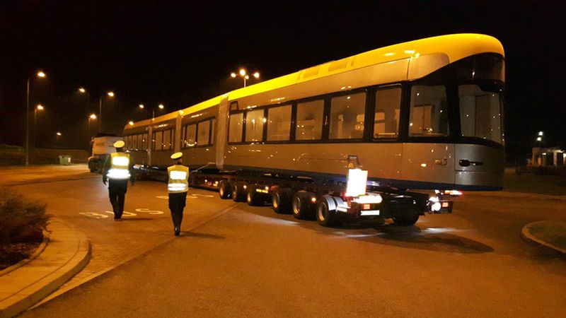 Wieźli autostradą tramwaj. Okazał się za ciężki