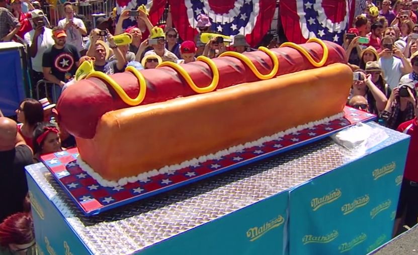 Tort dla prawdziwych miłośników hot-dogów. Cały do zjedzenia