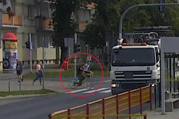 Toruń. Rowerzysta śmiertelnie potrącił kobietę i uciekł. "Sprawdzamy każdą informację"