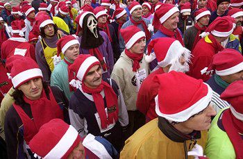 Święci Mikołajowie pobiegli w półmaratonie w Toruniu