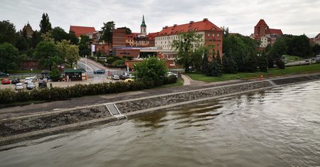 Toruń. Auto płynęło Wisłą bez kierowcy. Samochód wyciągnęli strażacy