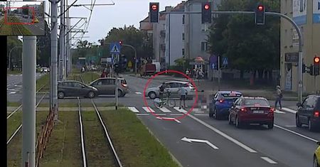 Toruń. Rowerzysta potrącił staruszkę. Prokuratura: Mógł to zrobić celowo