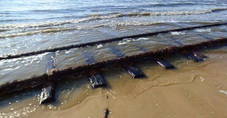 Na plaży pojawiły się "tory widmo". Prowadzą do oceanu