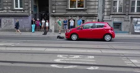 Na jego maskę spadł relikt PRL-u. Policja szuka sprawcy