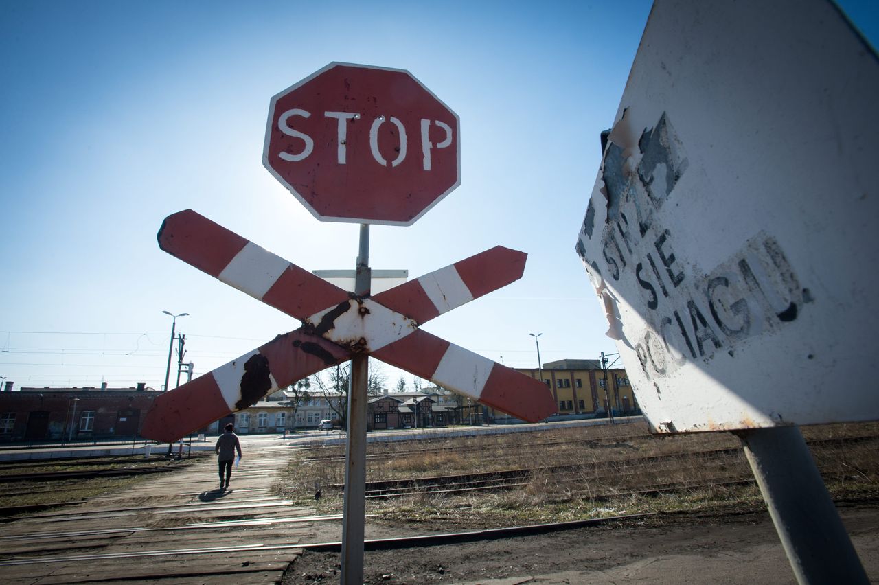 Wielkopolska. Wypadek na torach, matka z dwójką dzieci w szpitalu