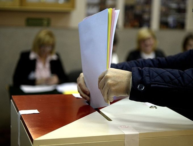 Najnowszy sondaż. Wyższa frekwencja w wyborach pozbawiłaby PiS samodzielnych rządów