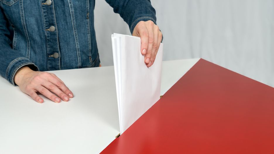 Brak kamer w lokalach wyborczych PiS może tłumaczyć prawem unijnym