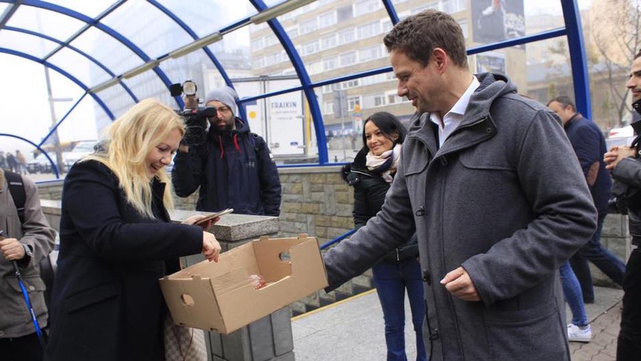 Kandydat Koalicji Obywatelskiej na prezydenta stolicy rozdawał pączki i kawę przechodniom
