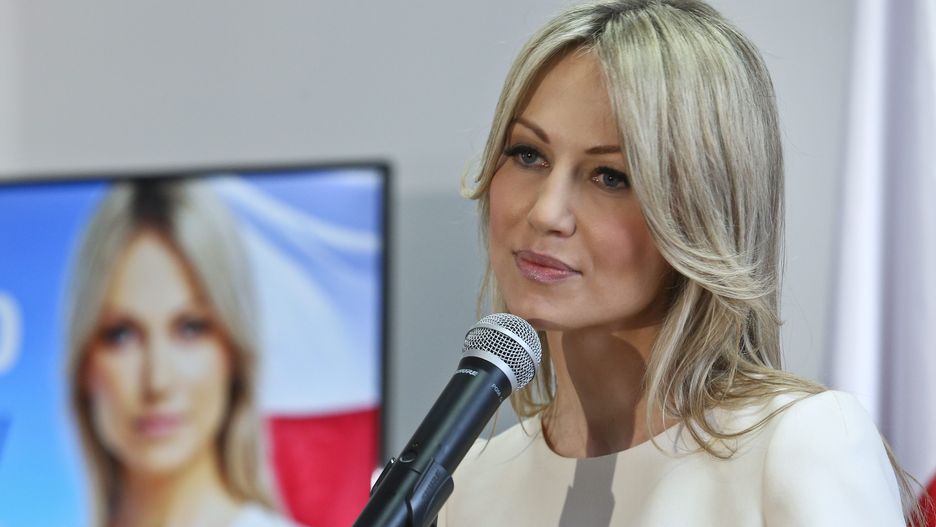 Piękna dziewczyna wygrała z wyjadaczami politycznymi.