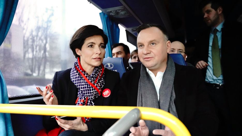 Andrzej Duda podczas podróży dudabusem. Obok szefowa jego kampanii Jolanta Turczynowicz-Kieryłło.