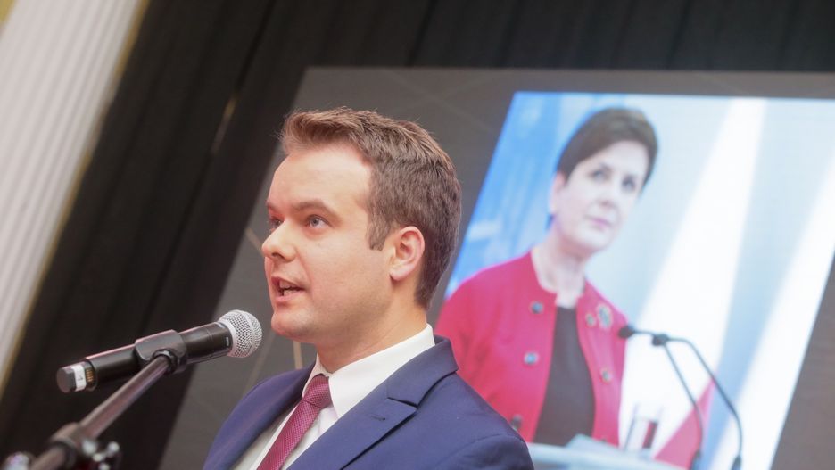 Rafał Bochenek, były rzecznik rządu Beaty Szydło kandyduje w wyborach samorządowych