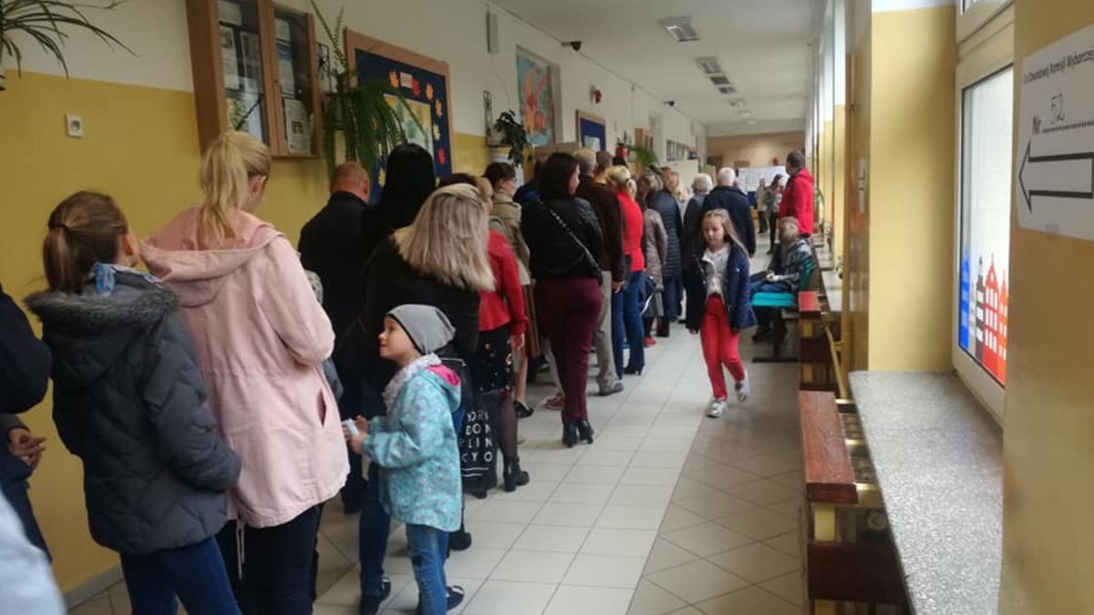 Robienie zdjęć w komisji wyborczej? To wcale nie jest oczywiste.