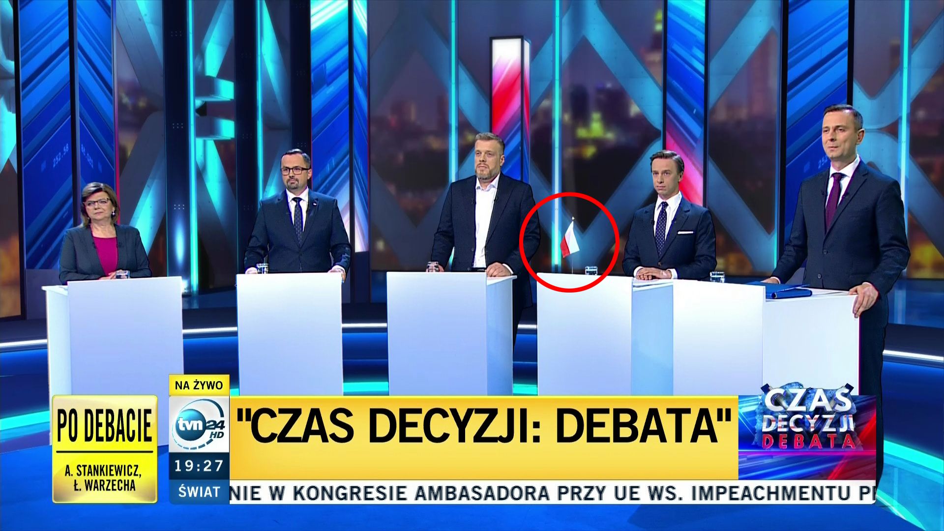 Wybory parlamentarne 2019. Debata w TVN24 - Krzysztof Bosak z flagą