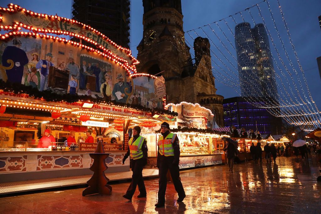 Alarm w pobliżu jarmarku świątecznego w Berlinie