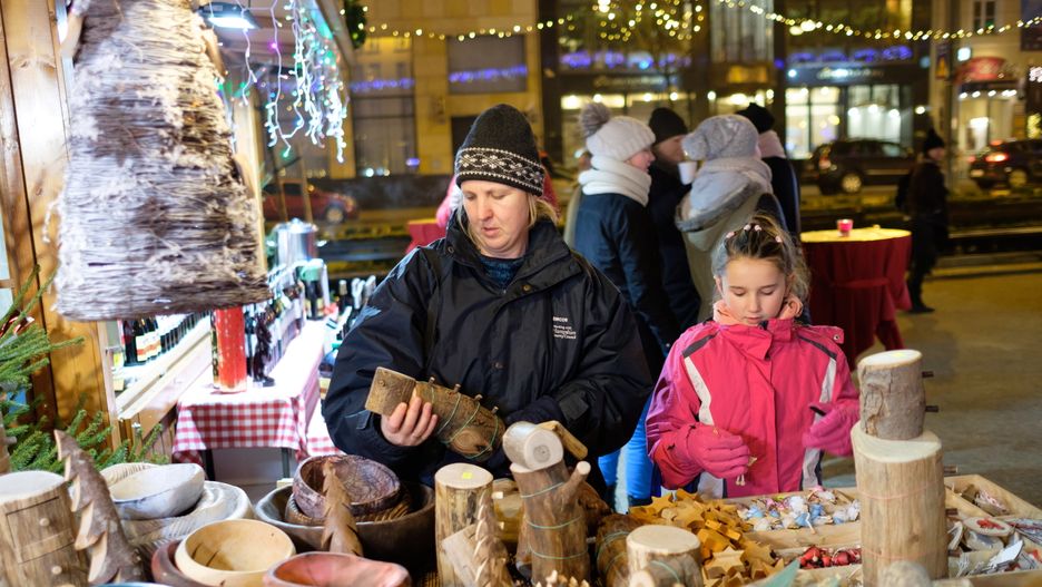 Tysiące Polaków odwiedza już jarmarki w Warszawie, Krakowie czy Wrocławiu.