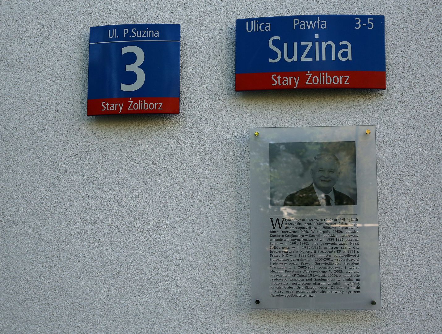 Tablica pamięci prezydenta RP Lecha Kaczyńskiego i jego małżonki Marii na ścianie domu przy ulicy Suzina 3. 