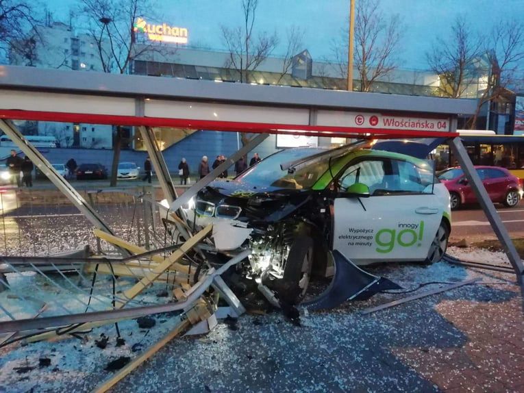 Warszawa. O krok od tragedii na Żoliborzu. BMW skasowało przystanek [ZDJĘCIA]