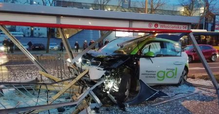 Warszawa. O krok od tragedii na Żoliborzu. BMW skasowało przystanek [ZDJĘCIA]