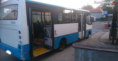 134 zarzuty dla kierowcy autobusu. Pijany i z zakazem woził dzieci