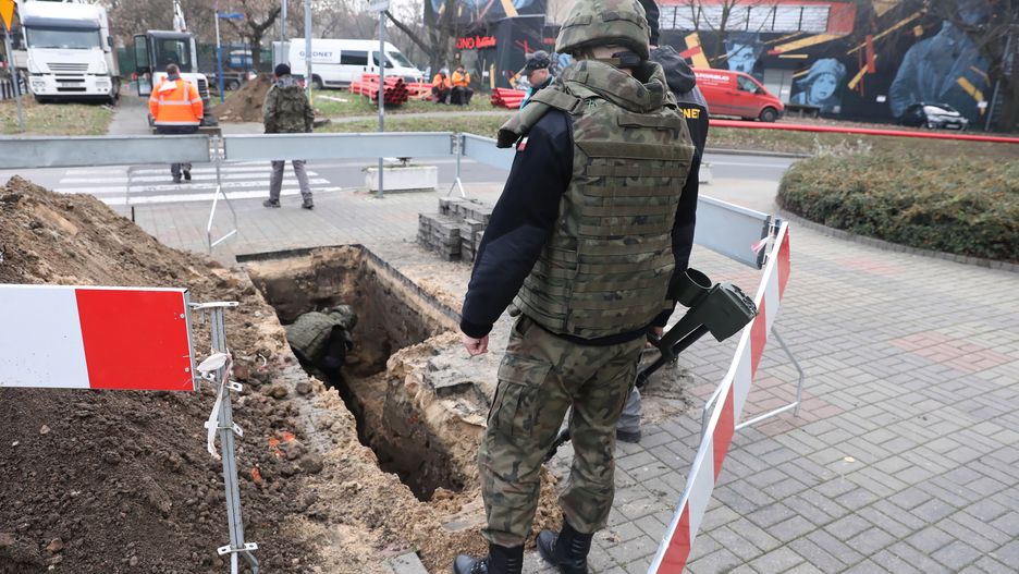 Warszawa. Patrol saperów podczas akcji zabezpieczania niewybuchu na Żoliborzu