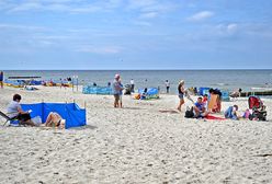 Wczasowicze narzekają na szum morza i piasek między nogami