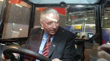 Andrzej Lepper testuje traktor z Ursusa