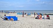 Wczasowicze narzekają na szum morza i piasek między nogami
