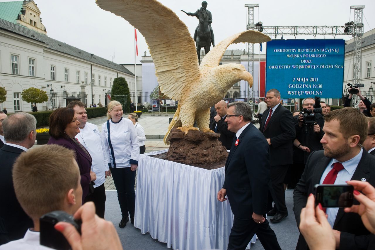 Minister uderza w Komorowskiego. "Polacy nie chcą maszerować za czekoladowym orłem"