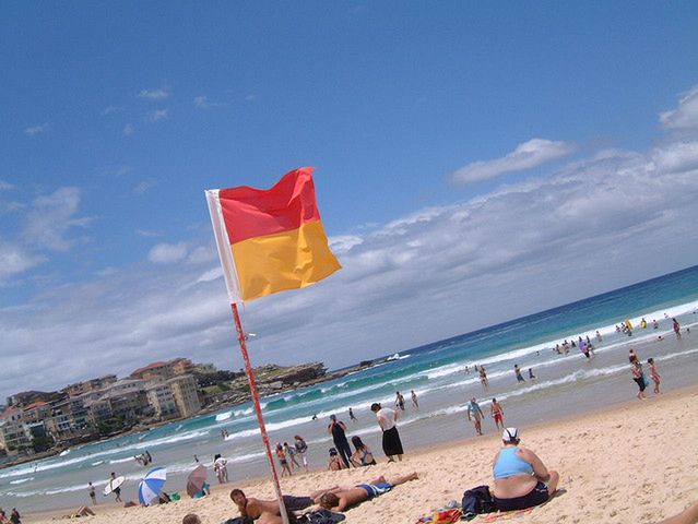 Bezpieczna kąpiel w morzu - czerwona flaga 