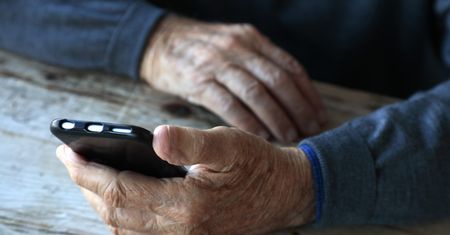 Szlachetna Paczka uruchomiła telefon dla seniorów "Dobre Słowa". To reakcja na problem samotności