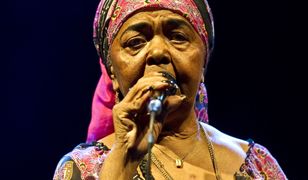 Cesária Évora bohaterką Google Doodle. Kim była i czym zasłynęła "Bosonoga diva"? 