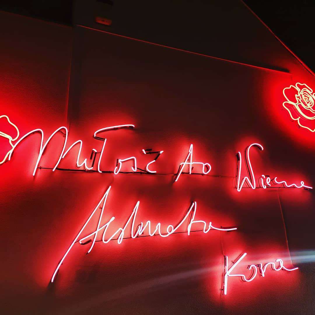 Neon na domu Kory na warszawskich Bielanach