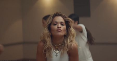 Rita Ora w wyjątkowej stylizacji! Paparazzi zrobili zdjęcia