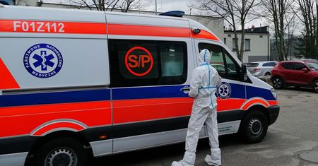 Koronawirus w Polsce. Sanepid poszukuje pasażerów autobusu z Niemiec. "Dmuchanie na zimne"
