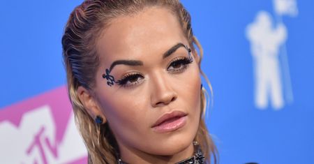 Rita Ora pokazała piersi na czerwonym dywanie. Jej sukienka nie zasłania zbyt wiele