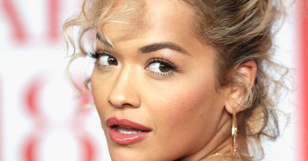Wyglądała jak wielki, biały ptak. Rita Ora zaszalała na Brit Awards