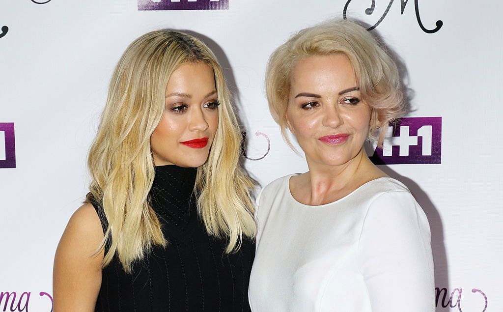 Rita Ora wychwala matkę, bohaterkę w czasie pandemii