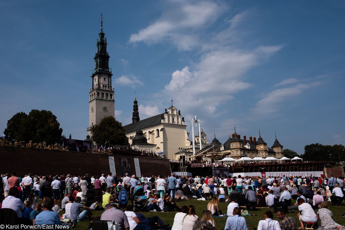 15 sierpnia w Częstochowie. Pielgrzymka dobiegła końca, a wierni modlą się przy obrazie Matki Boskiej Częstochowskiej