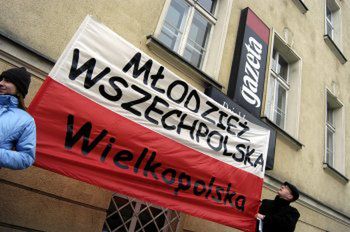 Młodzież Wszechpolska demonstruje pod Agorą