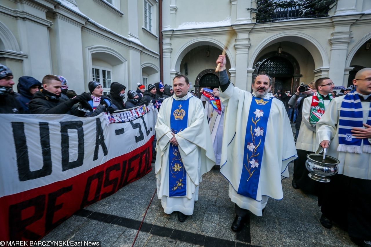 "Twarze pijane wódą i chrześcijańska nienawiść". Kulisy kibolskiej pielgrzymki na Jasną Górę