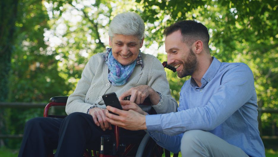 Prosty w obsłudze telefon ułatwi komunikację ze starszą osobą